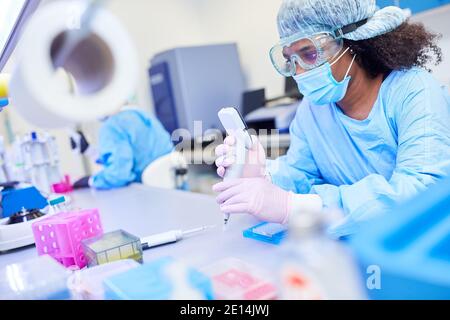 Afrikanischer Forscher arbeitet an Covid-19-Impfstoff in der Coronavirus-Pandemie Labor Stockfoto