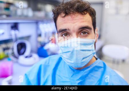 Ärzte mit Gesichtsmasken als Krankenschwestern in der Intensivpflege während Covid-19 Pandemie Stockfoto