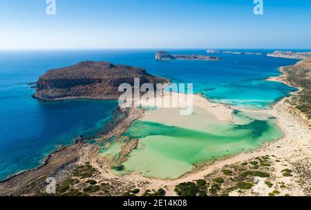Luftaufnahme über das klare Wasser am Balos Strand und Lagune - eine beliebte Touristenattraktion an der Nordwestküste Kretas, Griechenland Stockfoto