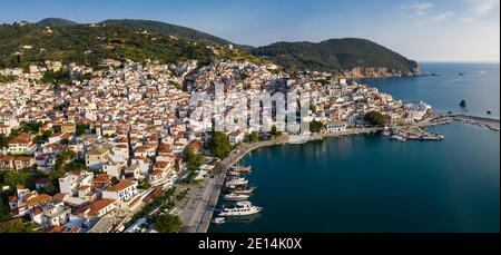 Panorama-Küstenansicht der weißen Gebäude der Stadt Skopelos, Skopelos, Nördliche Sporaden, Griechenland Stockfoto