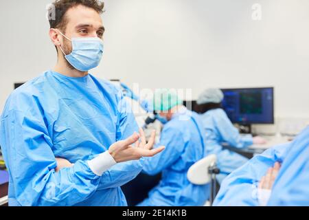 Zwei Forscher im Labor sprechen über Forschungsergebnisse suchen Für einen Covid-19-Impfstoff Stockfoto