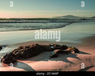 Sonnenuntergang Am Strand Von Tarifa, Spanien Stockfoto