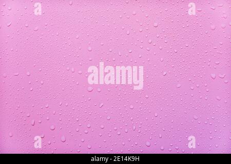 Wassertropfen auf rosa Hintergrund. Für als Hintergrund-Drop auf dem Produkt. Stockfoto