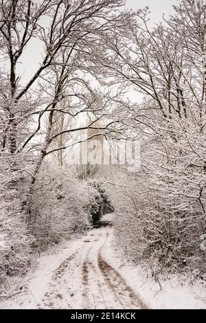 Großbritannien, England, Cheshire, Congleton, Lambert’s Lane, alte Überführung im Winter Stockfoto