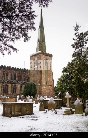 Großbritannien, England, Cheshire, Congleton, Astbury, St. Mary’s Church im Winter Stockfoto