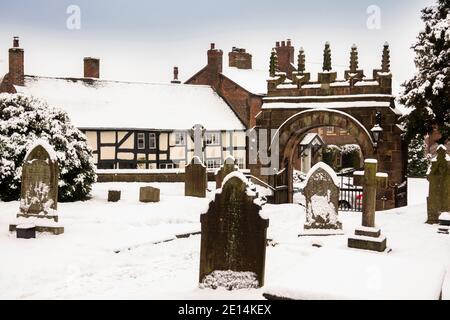 Großbritannien, England, Cheshire, Congleton, Astbury, St. Mary's Kirchhof im Winter Stockfoto