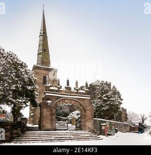 Großbritannien, England, Cheshire, Congleton, Astbury, St. Mary’s Church im Winter Stockfoto