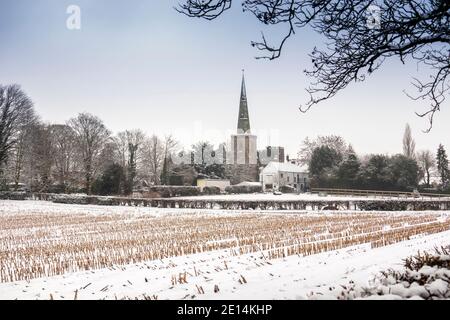 Großbritannien, England, Cheshire, Congleton, Astbury, Dorf und St. Mary's Church im Winter, über landwirtschaftliche Felder Stockfoto