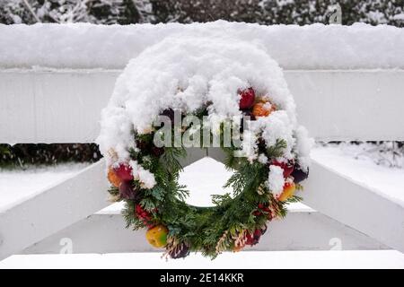 Großbritannien, England, Cheshire, Congleton, Weihnachtskranz auf Gartentor im Winter mit Schnee bedeckt Stockfoto