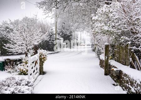 Großbritannien, England, Cheshire, Congleton, Boundary Lane bedeckt mit Schnee im Winter Stockfoto