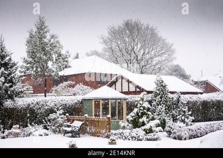 Großbritannien, England, Cheshire, Congleton, Gartenhaus im Winter mit Schnee bedeckt Stockfoto