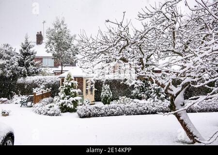 Großbritannien, England, Cheshire, Congleton, Gartenhaus im Winter mit Schnee bedeckt Stockfoto