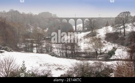 Großbritannien, England, Cheshire, Congleton, Mossley, Däne in Shaw Meadow im Winter Stockfoto