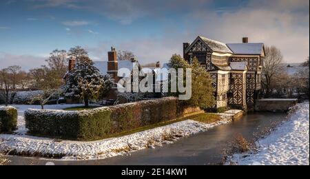 Großbritannien, England, Cheshire, Scholar Green, Little Moreton Hall, Fachwerk Tudor Farmhouse, im Winter, Panorama Stockfoto