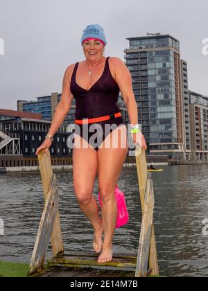 News Years' Day 2021 Schwimmer nehmen ein traditionelles Bad in der Themse an den London Royal Docks. Stockfoto