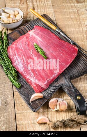 Frisch Raw Flanke oder Bavette Rindfleisch marmoriertes Fleisch Steak mit Rosmarin. Holzhintergrund. Draufsicht Stockfoto