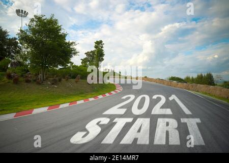 Wort 2021 Start geschrieben auf der Straße der Rennstrecke direkt zum Berg. Neues Jahr 2021 oder starten Sie geradliniges Konzept. Konzept der Planung und Herausforderung oder Karriere Stockfoto