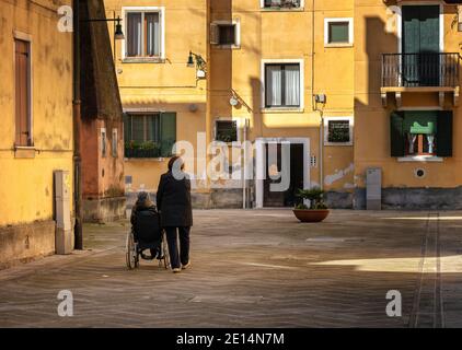 Senior Mit Rollstuhl Und Pflegepersonal In Venedig Stockfoto