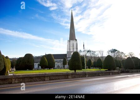 St Mary's Church Painswick Gloucestershire berühmt für seine 99 Yew Bäume, die im 18. Jahrhundert gepflanzt wurden Stockfoto