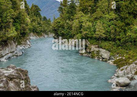 Die Hokitika-Schlucht, Teil des Naturschutzgebietes, und der Fluss Hokitika, der durch die Granitfelsen fließt. Südinsel Westküste, Neuseeland. Stockfoto