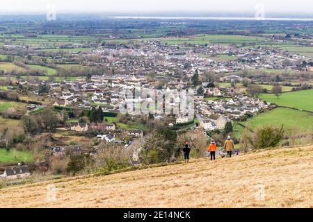 Wanderer auf Selsley Common genießen den Winterblick in Richtung des Flusses Severn über Middleyard und Kings Stanley, Gloucestershire UK Stockfoto