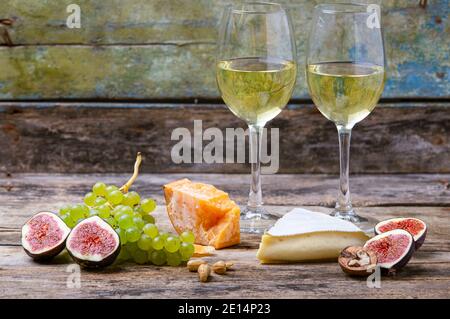 Set Käse mit Feigen, Trauben und Weißwein Stockfoto