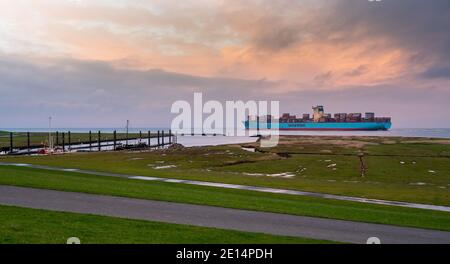 Ein riesiges Containerschiff der Firma 'Maersk' an der Elbe bei Cuxhaven am 2. Januar 2021. Stockfoto