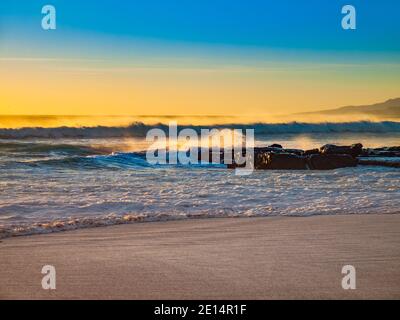 Wellen, die während EINES Sturms am Strand von Tarifa, Costa De La Luz, Andalusien, Spanien, auf Felsen krachen Stockfoto