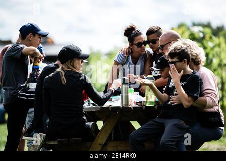 Quebec, Kanada - 25 2020. August: Menschen treffen sich in Picknick neben einem Maisfeld Stockfoto