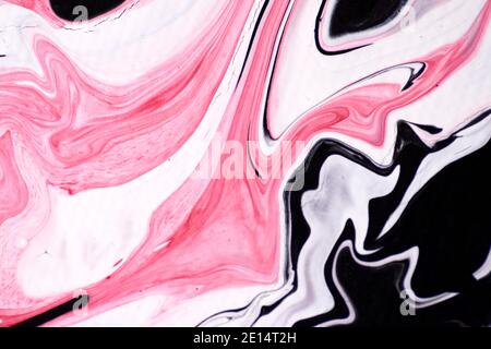 Marmoriertes Acrylfarbenmuster in den Farben rot, schwarz, weiß und pink. Stockfoto