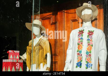 StoreFront mit einer maskierten Covid-19 Schaufensterpuppe, Merida Mexiko Stockfoto