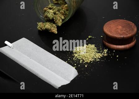 Cannabisknospen, gemahlenes Marihuana und andere Räucherutensilien Stockfoto