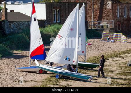 Segelboote am Strand von North Berwick Stockfoto