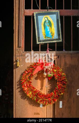 Weihnachtsdekoration an einer Tür, Merida Mexiko Stockfoto