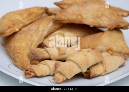 Shortbread-Kekse auf einem weißen Teller. Party gefüllt. Stockfoto