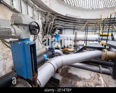 Messer-Gate-Ventil ferngesteuert durch Servoantrieb Motor in Schlammrohr. Unterirdische Steuerwelle. Stockfoto