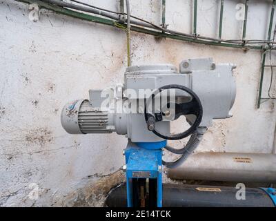 Schieberventil mit dünnem Messer, gesteuert durch Handrad oder Servomotor. Unterirdischer Schacht. Stockfoto