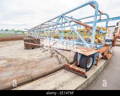 Leeren Sie vor der Wartung den Kanalisationstank. Kläranlage. Sediment- und Filteranlagen für die Abwasserbehandlung von festen Verunreinigungen. Stockfoto