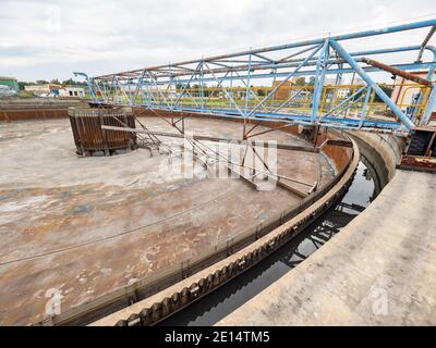 Leeren Sie vor der Wartung den Kanalisationstank. Kläranlage. Sediment- und Filteranlagen für die Abwasserbehandlung von festen Verunreinigungen. Stockfoto