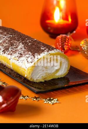 Hausgemachte leckere Kuchenrolle mit Schlagsahne. Festliche Neujahrsstimmung. Stockfoto