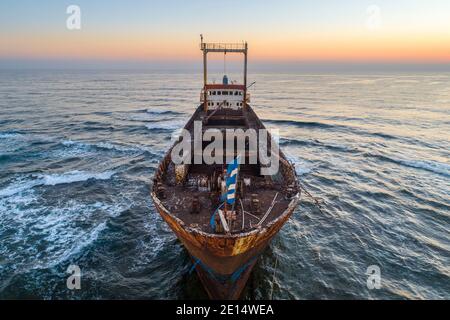 Luftaufnahme des MS Demetrios II Schiffswracks bei Sonnenuntergang - ein Frachtschiff, das 1998 auf Grund lief, Paphos, Zypern Stockfoto