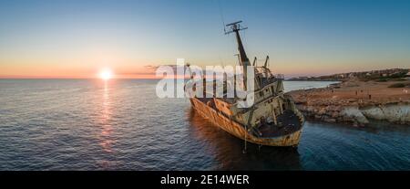 Luftpanorama des Schiffswracks von Edro III bei Sonnenuntergang - ein Frachtschiff, das 2011 auf Grund lief - Paphos, Zypern Stockfoto