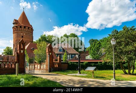 Turm Und Historische Mauer In Der Altstadt Von Tangermünde In Sachsen-Anhalt Stockfoto