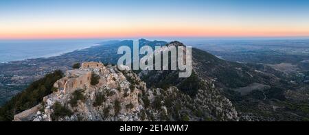 Luftpanorama auf dem Gipfel Buffavento Castle bei Sonnenuntergang, Çatalköy, Nordzypern Stockfoto