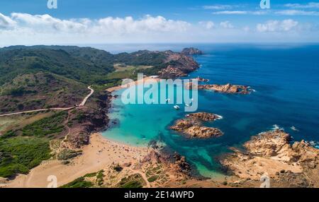 Luftaufnahme von Cala Pregonda, einem beliebten Strand an der Nordküste von Menorca, Balearen, Spanien Stockfoto