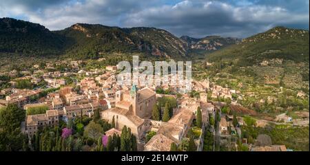 Luftpanorama des traditionellen Dorfes Valdemossa im Tramuntana-Gebirge an der Westküste von Mallorca, Balearen, Spanien Stockfoto