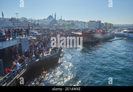 Istanbul, Türkei - 22. April 2018: Riesige Menschenmassen wandern entlang der Eminenu Küste, wo Verkäufer türkisches Fast Food in Istanbul verkaufen Stockfoto
