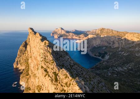 Luftaufnahme des Sonnenuntergangs über Cape Formentor mit steilen Klippen und Cala Figuera, Mallorca, Balearen, Spanien Stockfoto