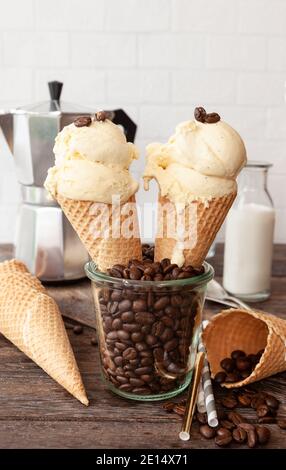 Eiswürfel In Waffelkegel Stockfoto