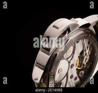 Eine luminor Officine Panerai Uhr mit grünem Armband, fotografiert auf schwarzem Hintergrund. Stockfoto